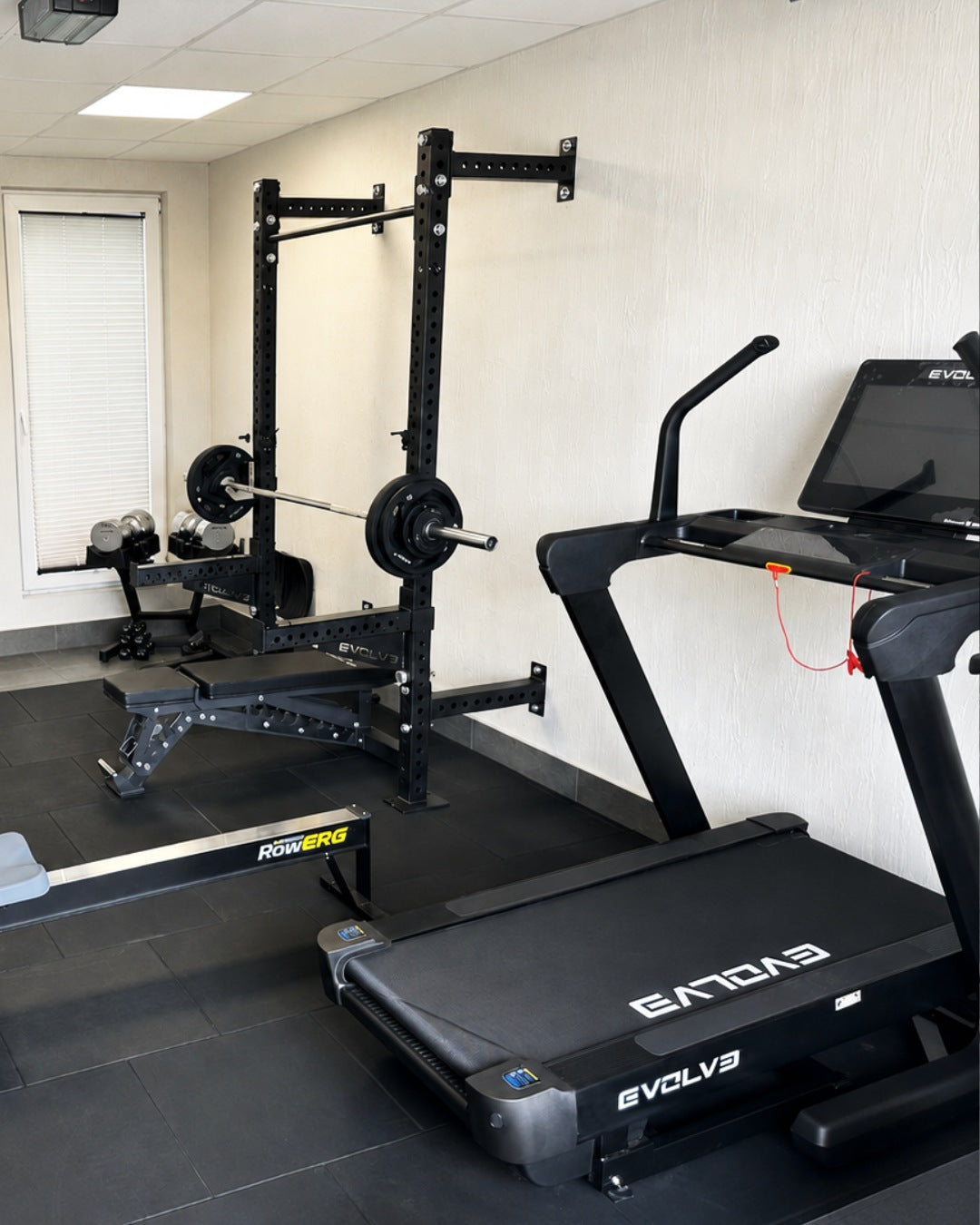 Evolve Fitness HT-225-TFT klim loopband met touchscreen entertainment console & incline tot 48%