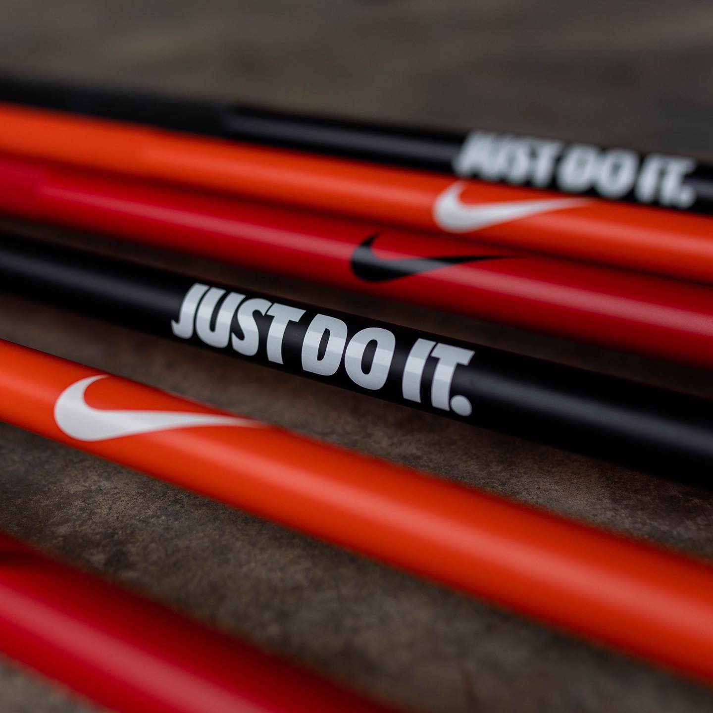 Nike Strength Coated Premium Barbell - 20 kg / Red Swoosh
