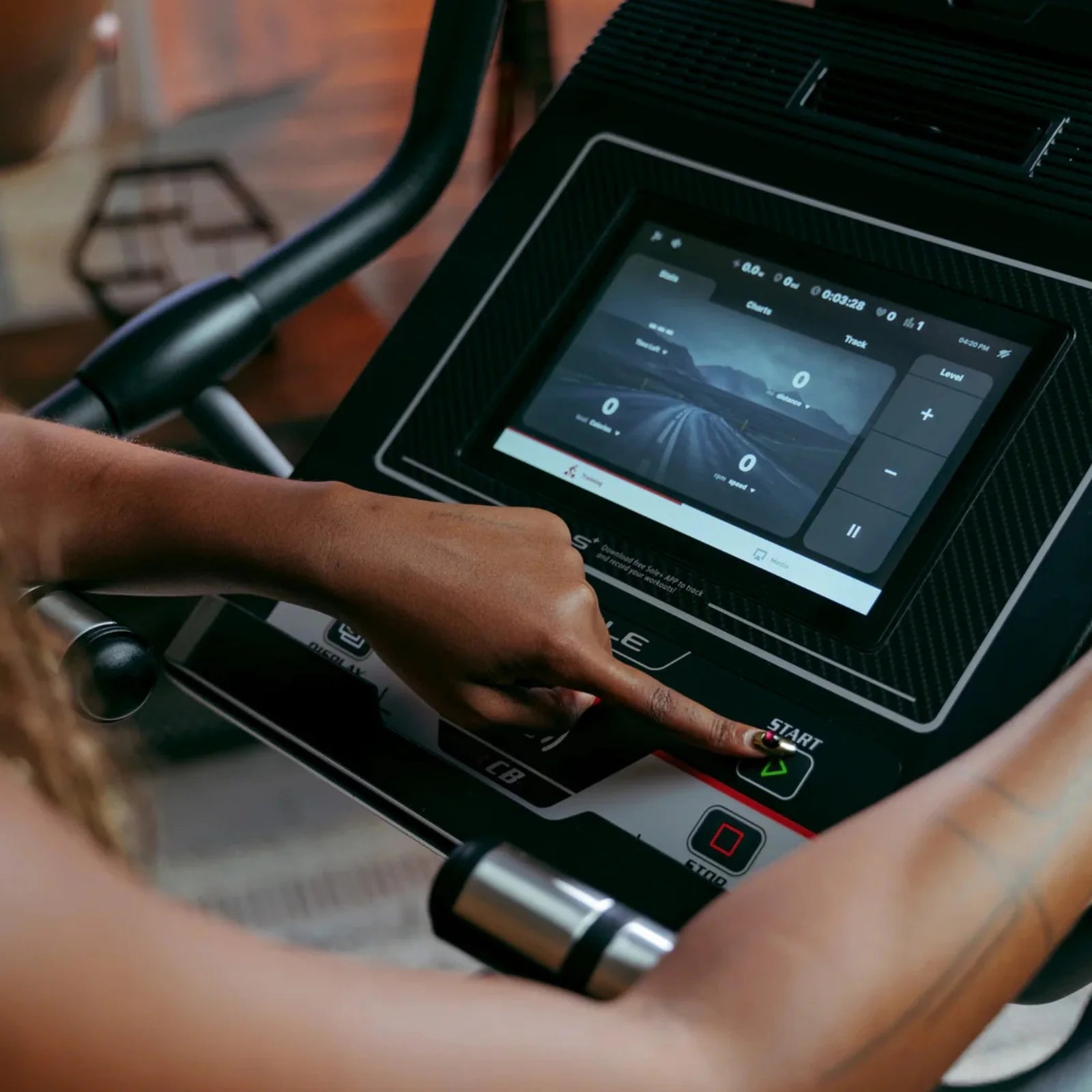 Sole Fitness LCB upright bike / hometrainer met touchscreen entertainment scherm