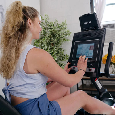Vélo d’appartement semi-allongé Sole Fitness LCR - écran de divertissement tactile
